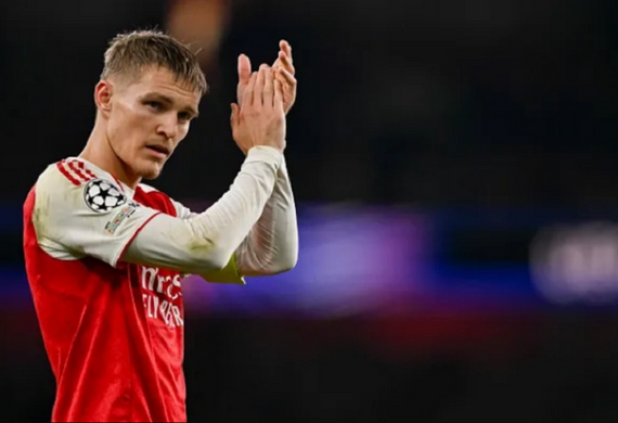 Saka thử vai nhạc trưởng, Arsenal tìm ra phương án chia lửa cho Odegaard